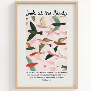 Puede incluir: Impresión artística enmarcada con una bandada de pájaros en vuelo, en tonos rosa, verde y marrón sobre un fondo rosa claro. El texto "Look at the Birds" está en la parte superior, con un versículo bíblico debajo.