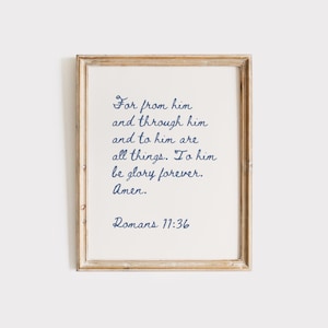 Puede incluir: Una impresión enmarcada con fondo blanco y escritura azul oscuro. El texto dice: "Porque de él, por él y para él son todas las cosas. A él sea la gloria por siempre. Amén. Romanos 11:36".
