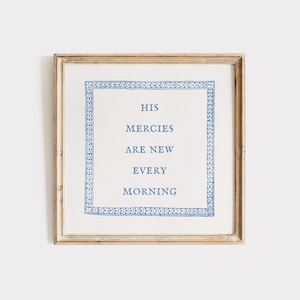 Peut inclure: Une impression encadrée avec une bordure bleue et blanche et le texte "His mercies are new every morning".