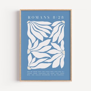 Puede incluir: Una impresión de arte de pared imprimible azul y blanca con el versículo bíblico Romanos 8:28: "Y sabemos que a los que aman a Dios, todas las cosas les ayudan a bien, esto es, a los que conforme a su propósito son llamados."