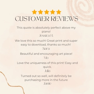 以下が含まれることがあります： 「CUSTOMER REVIEWS」のテキストと顧客のレビューが記載されたベージュ色のプリント。レビューは黒いフォントで書かれており、顧客名が含まれています。デザインには、金の星のアイコンと抽象的なベージュと茶色の形が含まれています。