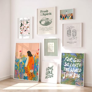 Puede incluir: Una colección de impresiones artísticas enmarcadas con temas religiosos. Las impresiones presentan varios diseños, incluyendo texto, ilustraciones de aves, una figura en un campo y versículos bíblicos como "For God So Loved the World". La paleta de colores incluye blanco, verde y naranja.