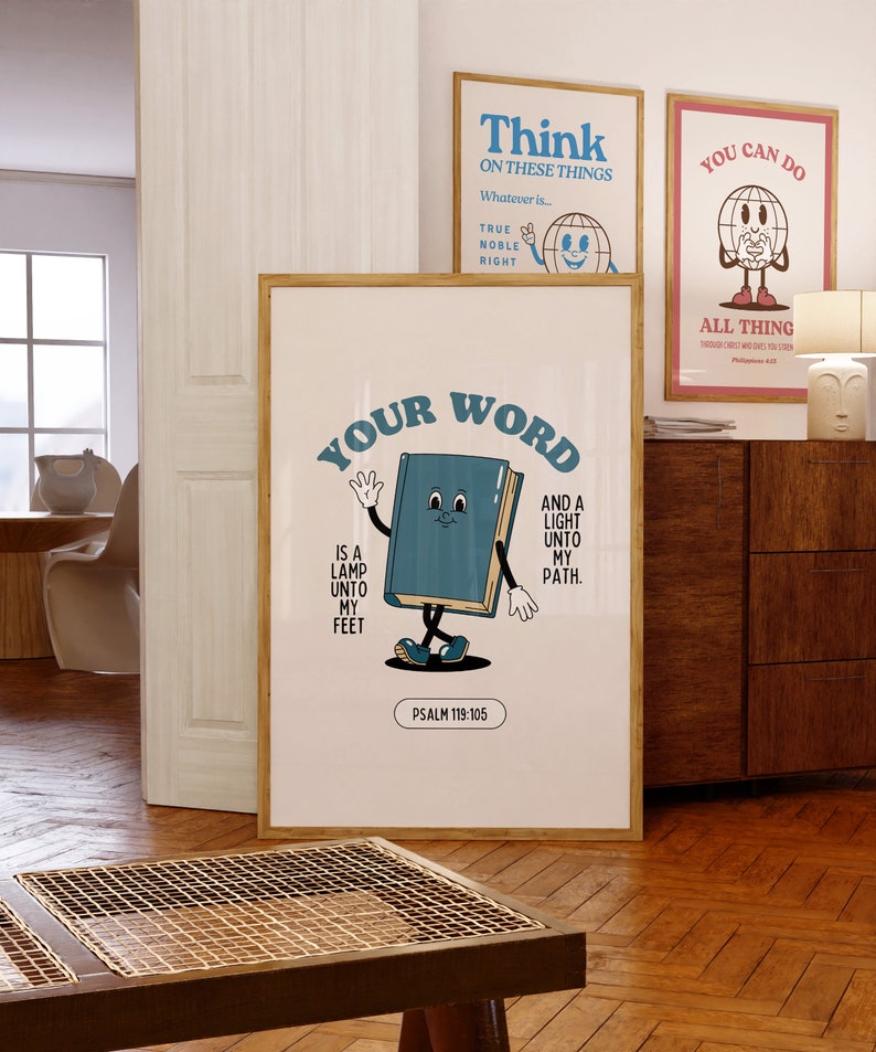 Puede incluir: Un p&oacute;ster beige con un personaje de libro de dibujos animados sosteniendo un libro. El libro es azul y tiene una cara sonriente. El texto en el p&oacute;ster dice "Your Word is a lamp unto my feet and a light unto my path. Psalm 119:105".