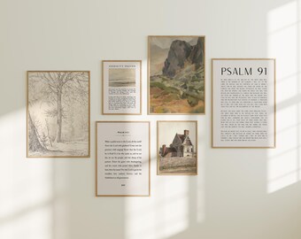 Può includere: Una parete di galleria con sei stampe incorniciate. Le stampe presentano una varietà di soggetti, tra cui un paesaggio, una casa, un albero e del testo. Le stampe sono tutte in uno stile simile, con una tavolozza di colori neutri e un aspetto vintage.