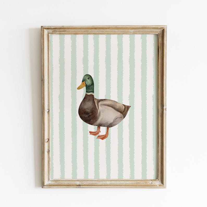 Op de afbeelding: Een aquarel van een eend op een lichtgroene en witte gestreepte achtergrond. De eend is bruin en grijs met een groene kop en oranje poten.