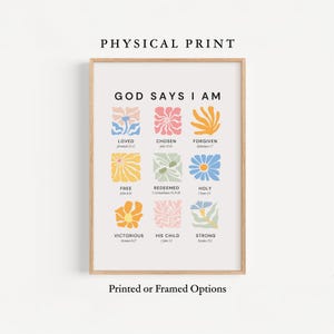 Könnte beinhalten: Ein gerahmter Kunstdruck mit dem Text "GOD SAYS I AM" und farbenfrohen floralen Designs. Der Druck enthält Wörter wie "LOVED", "CHOSEN", "FORGIVEN", "FREE", "REDEEMED", "HOLY", "VICTORIOUS", "HIS CHILD" und "STRONG".