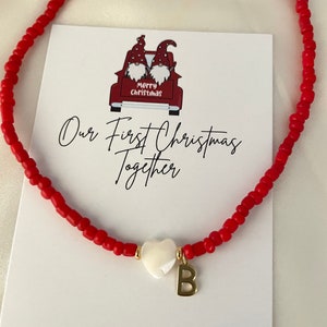 Colar de letras minúsculas, Nosso primeiro Natal juntos, Colar de letras douradas, Colar de coração vermelho, Gargantilha de miçangas, Colar de pérolas de miçangas