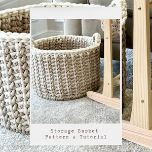 Puede incluir: Un cesto de almacenamiento de crochet beige y blanco con dos asas. El cesto está sobre una alfombra gris claro. El texto "Storage Basket Pattern & Tutorial" está escrito en blanco sobre un fondo blanco.