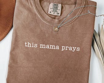 Koszulka "Ta Mama się modli", "Modlitwa Svg Png", "Chrześcijańska koszulka Svg Png", "Chrześcijańska koszulka", "Religijna koszulka Png", "Prezent dla mamy", "Chrześcijańska koszulka dla mamy", "Modląca się koszulka dla mamy"