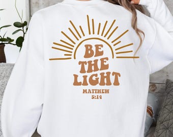 Bądź Światłem Svg, Chrześcijański Svg, Chrześcijańska Koszulka Svg, Koszulka Z Wersetem Biblijnym Svg, Jezus Svg, Wierzyć Svg, Koszulka Wiara Svg, Mateusz 5:14, Jezus Png