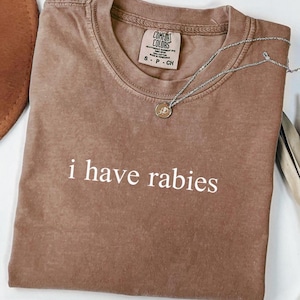 Camiseta "Tengo rabia" (PNG), camiseta con humor, camiseta con sarcasmo, camiseta con meme desquiciado, camiseta con humor negro raro, camiseta sarcástica para mujer, camiseta divertida