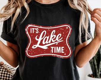Czas na jezioro Svg, Jezioro Png, Miłośnik Jeziora Svg, Prezent na Koszulkę Jeziora, Życie Jeziora Png, Letnie Wibracje Png, Letnia Koszula, Lato Svg, Przygoda Na Świeżym Powietrzu