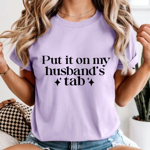 Lägg det på min mans tab svg png, rolig fru skjorta, rolig fru svg, fru liv svg png, rolig kvinna t-shirt, rolig make svg png, fru svg