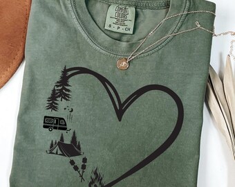 Camping SVG, Camp Life SVG, Koszulka kempingowa, Camp Lover SVG, Camping PNG, Koszulka dla kobiety, Outdoor Adventure SVG, Prezent dla niej, Szczęśliwy kamper