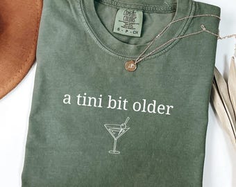 A Tini Bit Older Svg, Koszulka A Tini Bit Older, Koszulka Tini Martini, Koszulka urodzinowa Martini, Prezent urodzinowy, Modna koszulka, Martini Png, Urodziny