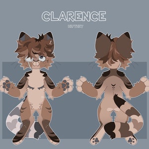 Könnte beinhalten: Clarence ist ein brauner und beigefarbener Katzencharakter mit einem braun-weiß gestreiften Schwanz. Der Charakter hat einen braun-weiß gestreiften Schwanz und trägt ein weißes Augenpflaster. Der Charakter wird in zwei Posen gezeigt, eine nach vorne und eine nach hinten gerichtet. Der Text "Clarence" und "He/They" steht über dem Charakter.