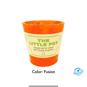 Pode incluir: Vaso de plástico reciclado laranja com um rótulo castanho que diz "The Little Pot Made with 100% Recycled Plastic". O vaso tem um aspeto manchado e marmorizado. O texto "Color: Fusion" está abaixo do vaso.