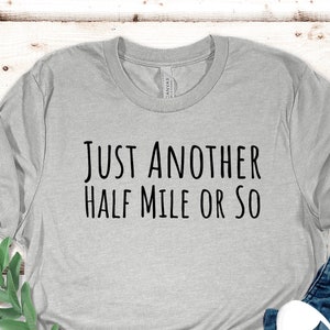 Lustige Frauen wandern Haltung T-Shirt, Just Another Half Mile Or So T-Shirt, Wandern Liebhaber Geschenk Shirt, Abenteuer Shirt, Natur T Shirt, Wanderer Shirt