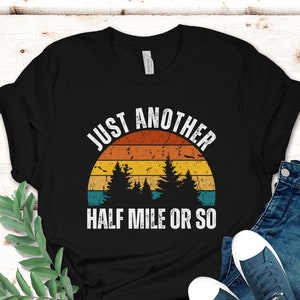 Nur eine weitere halbe Meile oder so T-Shirt, lustiges Wander-T-Shirt, Wander-Liebhaber-Geschenk-Shirt, Abenteuer-Shirt, Natur-T-Shirt, Retro-Wandern-Shirt