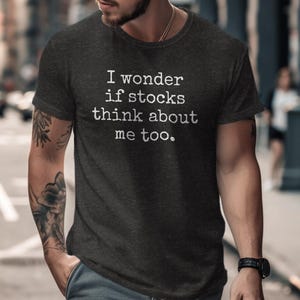 Maglietta divertente con azioni, maglietta umoristica per investimenti, maglietta con quotazioni di borsa, regalo per investitori, battuta sul trading azionario, maglietta grafica casual Dark Heather Grey