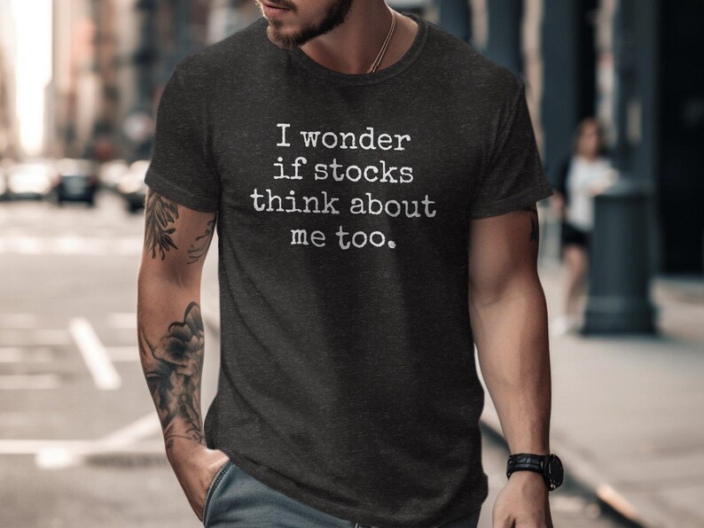 Maglietta divertente con azioni, maglietta umoristica per investimenti, maglietta con quotazioni di borsa, regalo per investitori, battuta sul trading azionario, maglietta grafica casual Dark Heather Grey