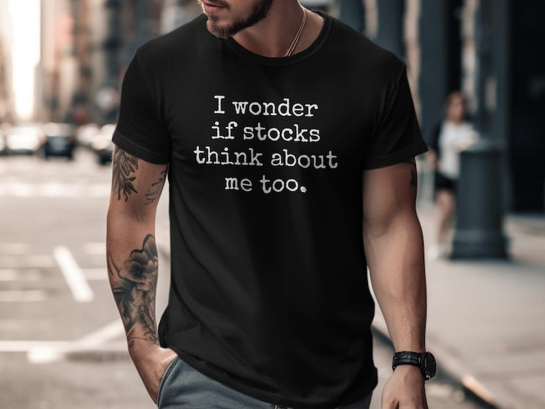 Maglietta divertente con azioni, maglietta umoristica per investimenti, maglietta con quotazioni di borsa, regalo per investitori, battuta sul trading azionario, maglietta grafica casual Black