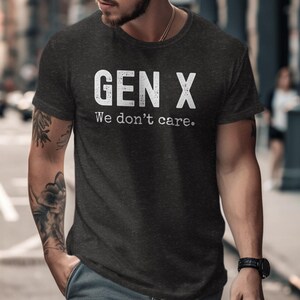 Camiseta Gen X We Dont Care Camiseta gráfica engraçada para a geração X, roupa casual, presente para amigos, camiseta da moda, humor da geração X Dark Heather Grey
