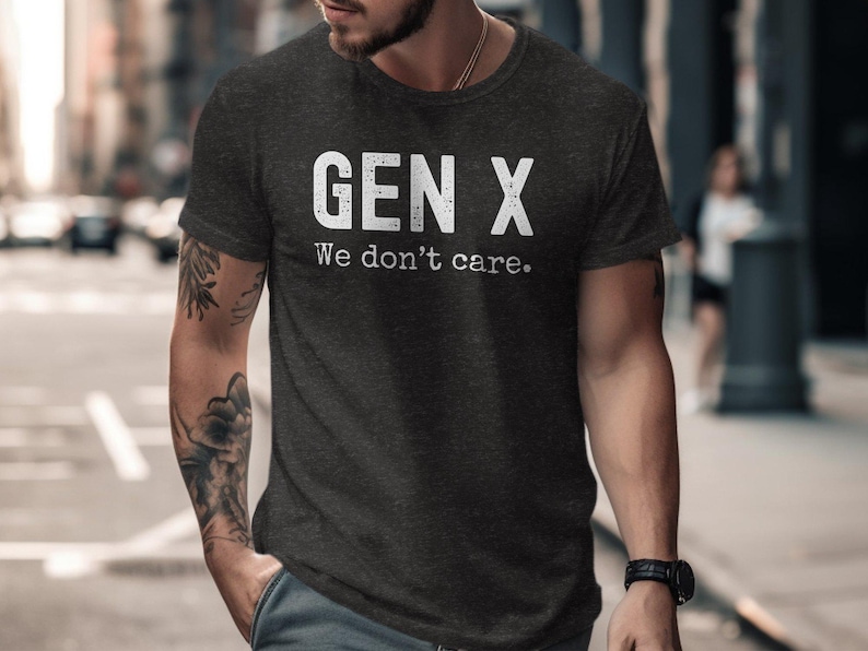 Camiseta Gen X We Dont Care Camiseta gráfica engraçada para a geração X, roupa casual, presente para amigos, camiseta da moda, humor da geração X Dark Heather Grey