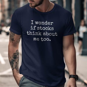 Maglietta divertente con azioni, maglietta umoristica per investimenti, maglietta con quotazioni di borsa, regalo per investitori, battuta sul trading azionario, maglietta grafica casual Navy