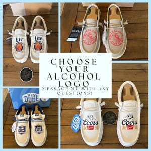 以下が含まれることがあります： Lite、White Claw、Lone Star、Coorsなど、さまざまなアルコールブランドのロゴが入ったHey Dudeのスリッポンシューズのコラージュ。「CHOOSE YOUR ALCOHOL LOGO」というテキストが中央に表示されています。靴はニュートラルカラーです。