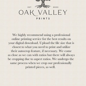 K&ouml;nnte beinhalten: Eine Schwarzwei&szlig;illustration eines Eichenbaums mit dem Text "EST 2022 OAK VALLEY PRINTS" darunter. Der Text ist in einer einfachen, modernen Schriftart gehalten. Das Bild hat einen hellbeigen Hintergrund.