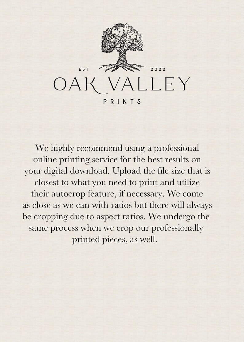 K&ouml;nnte beinhalten: Eine Schwarzwei&szlig;illustration eines Eichenbaums mit dem Text "EST 2022 OAK VALLEY PRINTS" darunter. Der Text ist in einer einfachen, modernen Schriftart gehalten. Das Bild hat einen hellbeigen Hintergrund.