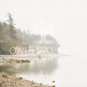 K&ouml;nnte beinhalten: Eine neblige, neblige Landschaft mit einer K&uuml;ste und B&auml;umen. Der Text "EST OAK VALLEY PRINTS" ist &uuml;ber das Bild gelegt.