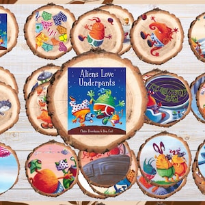 Pode incluir: Uma coleção de fatias circulares de madeira com ilustrações coloridas do livro Aliens Love Underpants. Cada fatia exibe várias cenas de alienígenas de desenhos animados vestindo roupas íntimas estampadas.