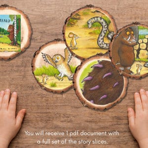 Könnte beinhalten: Holzscheiben mit Illustrationen aus dem Buch "Der Grüffelo". Die Abbildungen zeigen den Grüffelo, die Maus, die Eule und die Schlange. Der Titel "The Gruffalo" ist auf einer Scheibe zu sehen. Die Scheiben liegen auf einer Holzoberfläche.
