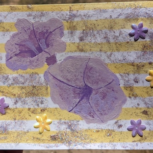 Elegante cartão floral roxo com detalhes em glitter - Papelaria para comemoração da primavera