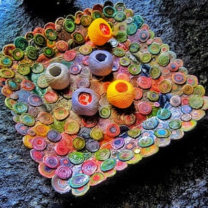 Quilling-Teller aus Recyclingpapier, Papier-Quilling, quadratischer Teller, Papierdekoration, Sommer-Teller, fröhliche Dekoration, quadratischer Teller, Recycle.