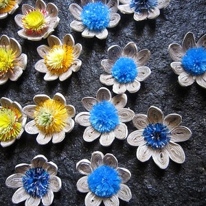 Carta riciclata con quilling di fiori, un set di fiori di carta, ornamento colorato, fiore di carta, fiore di carta primaverile, fiore ecologico, primavera riciclata