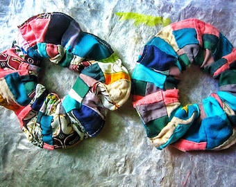 Elásticos de cabelo feitos à mão com retalhos de tecido reciclado: acessórios sustentáveis para cabelo