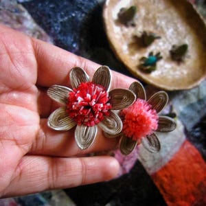Quilling di carta a margherita, fiore di carta riciclata, margherita sostenibile, margherita arcobaleno dolce, decorazione floreale sostenibile, margherita colorata, carta floreale