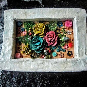 Cornice per quilling con rose di carta riciclata, rosa a zero sprechi, decorazione con rose di carta, rosa colorata per feste, decorazione da parete con rose, cornice per rose estive, rose decorate, ecologiche
