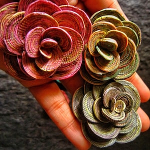 Quilling di rose, un set di rose, fiori di carta riciclata, decorazioni arcobaleno di carta, decorazioni lisce, boccioli di rosa, marmo riciclato, rosa liscia, riciclo di rose