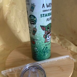 以下が含まれることがあります： スターバックスのロゴとベビーヨーダのグラフィックが特徴の、蓋とストローが付いた白いタンブラー。「女性はスターバックスなしでは生き残れない」と「人生はコーヒーの後に始まる」というテキストが含まれています。