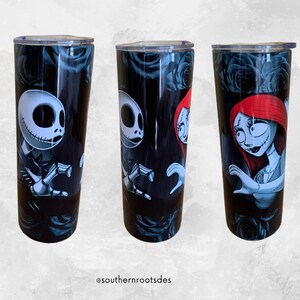 Puede incluir: Un juego de tres vasos de acero inoxidable con los personajes Jack Skellington y Sally de Pesadilla antes de Navidad. Los vasos tienen un fondo negro con rosas azules y los personajes en blanco, rojo y negro.