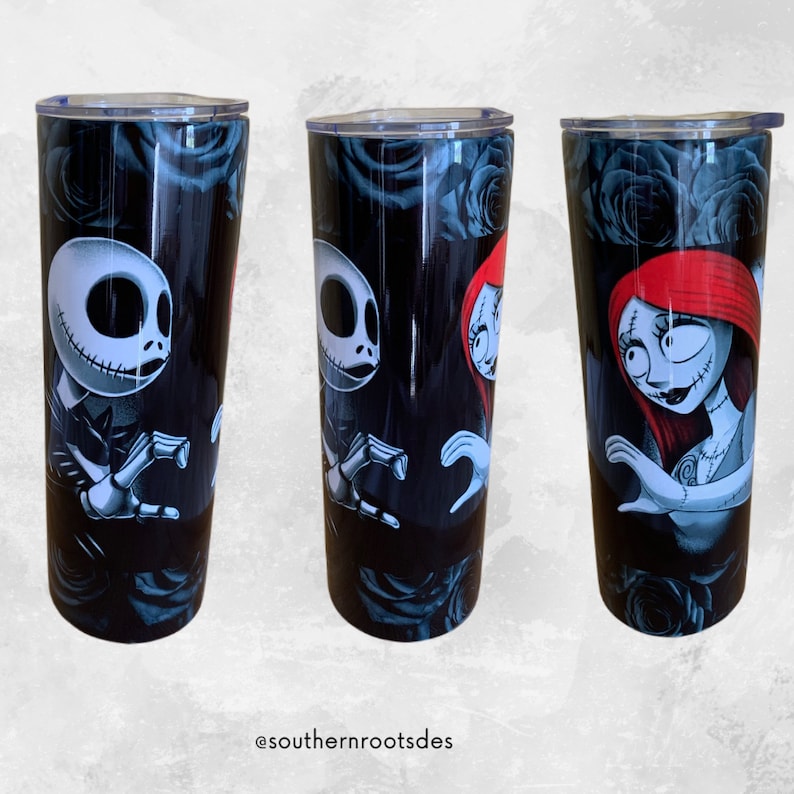 Puede incluir: Un juego de tres vasos de acero inoxidable con los personajes Jack Skellington y Sally de Pesadilla antes de Navidad. Los vasos tienen un fondo negro con rosas azules y los personajes en blanco, rojo y negro.