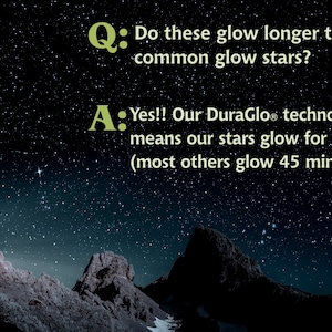 K&ouml;nnte beinhalten: Ein Nachthimmel mit Sternen und Bergen im Vordergrund. Der Text auf dem Bild lautet: "F: Leuchten diese l&auml;nger als gew&ouml;hnliche Gl&uuml;hsterne? A: Ja!! Unsere DuraGlo&reg; Technologie sorgt daf&uuml;r, dass unsere Sterne 10 Stunden lang leuchten! (die meisten anderen leuchten 45 min +/-) "
