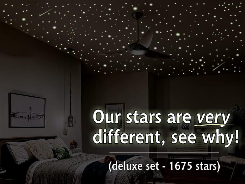 Puede incluir: Un techo de dormitorio con un ventilador de techo y 1675 estrellas que brillan en la oscuridad. El texto "Nuestras estrellas son muy diferentes, &iexcl;mira por qu&eacute;! (juego de lujo - 1675 estrellas)" est&aacute; escrito en la pared.