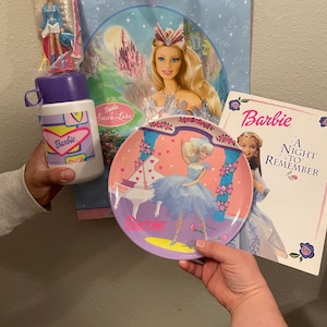 Lot Barbie Année 2000 : livre, cartes à collectionner et sac cadeau