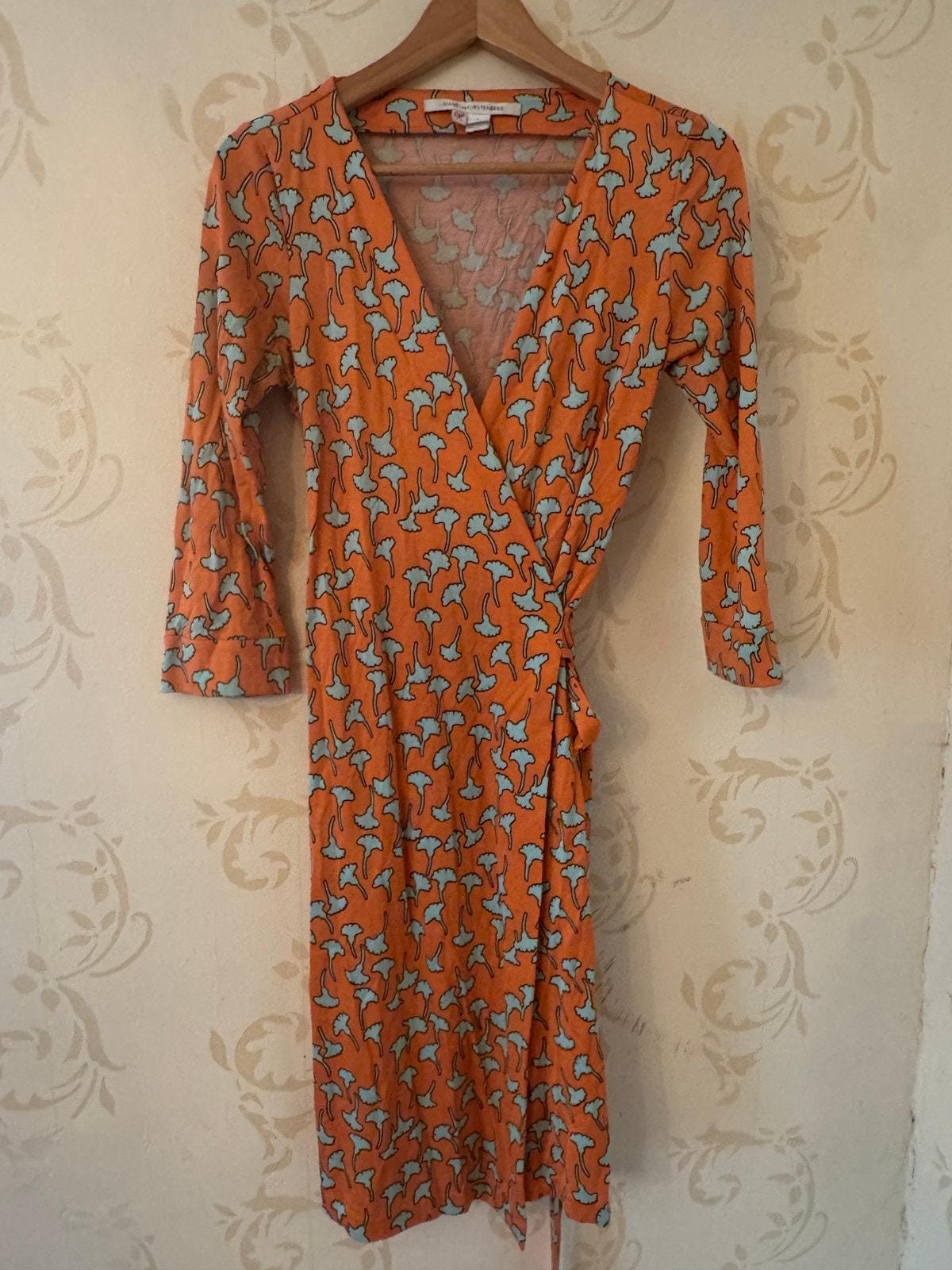 Robe DVF Diane Von Furstenberg Maille Soie Lavande - épaule Dénudée, Motif Paumes Bleu - Taille 8 US (FR 375) - Neuf étiqueté