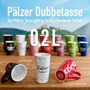 Könnte beinhalten: Eine weiße Keramiktasse mit dem Text "Pälzer Dubbetass" und einem Muster aus kleinen Noppen. Die Tasse hat ein Fassungsvermögen von 0,2 Litern und ist spülmaschinenfest. Die Tasse ist von anderen Tassen in verschiedenen Farben umgeben.